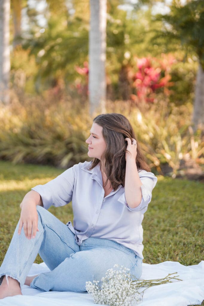 spiritual business coach brand photoshoot for taylor lee in Florida in a lavender top and blue jeans and babys breath